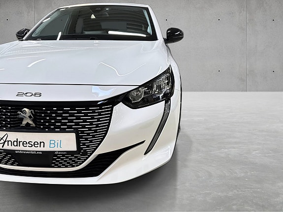 Peugeot e-208 2 of 5