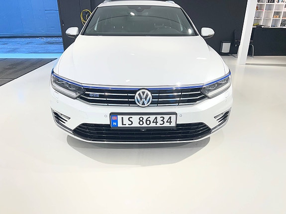 Volkswagen Passat 3 of 30