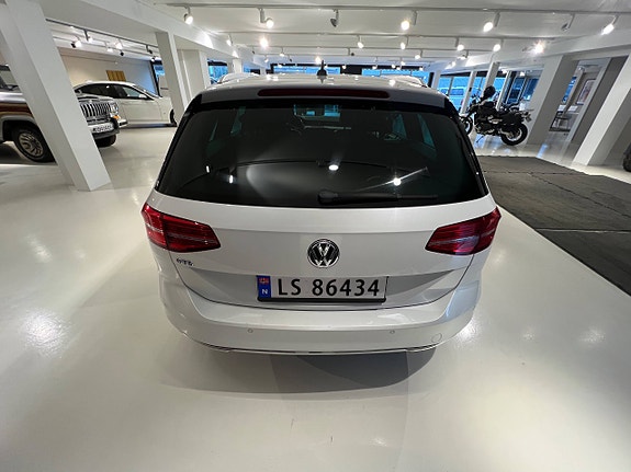 Volkswagen Passat 18 of 30