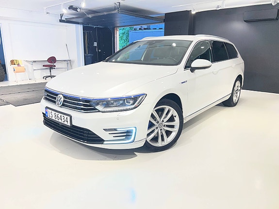 Volkswagen Passat 2 of 30