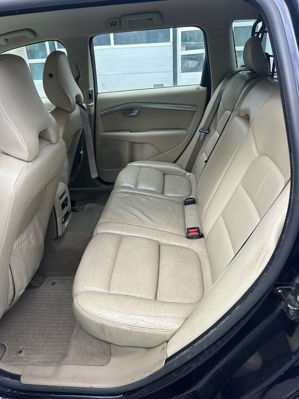 Volvo V70 8 of 16