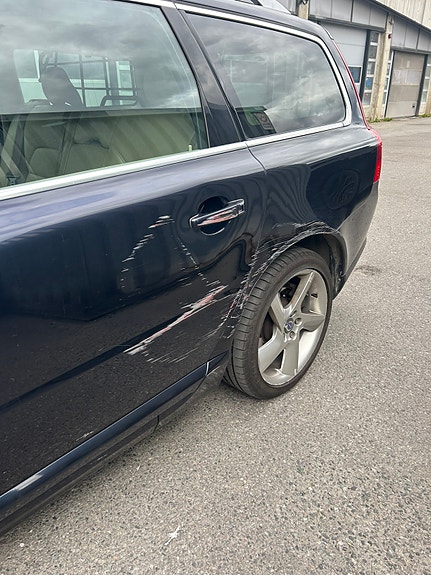 Volvo V70 2 of 16