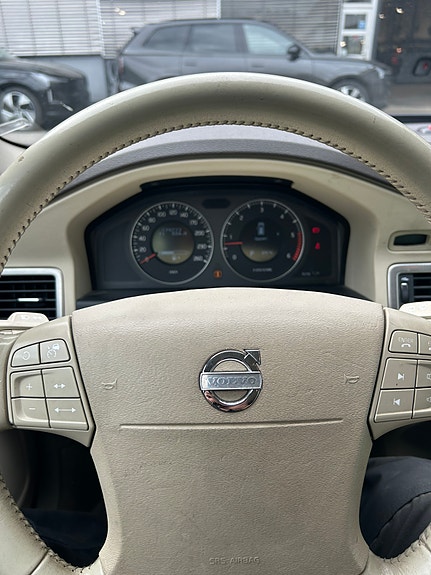 Volvo V70 12 of 16