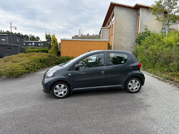 Toyota Aygo 2 of 13