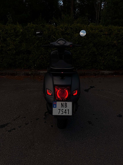 Vespa GTS 300 2 of 4