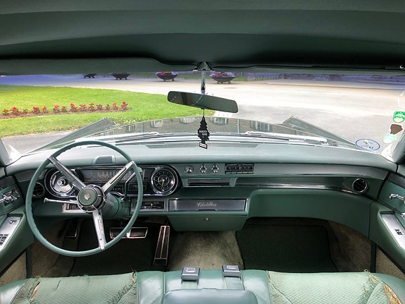Cadillac Sedan DeVille 3 of 5