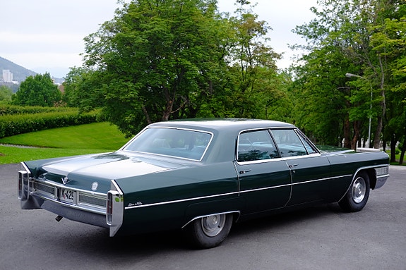 Cadillac Sedan DeVille 2 of 5