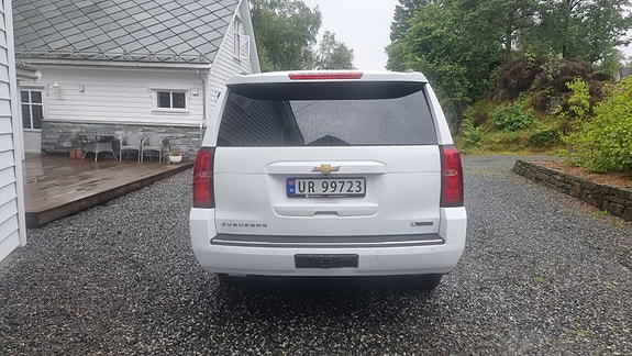 Chevrolet Suburban 4 of 18
