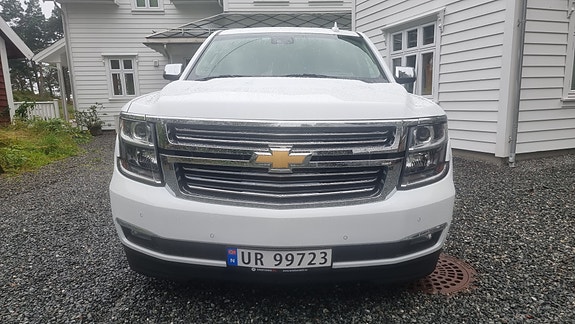 Chevrolet Suburban 3 of 18