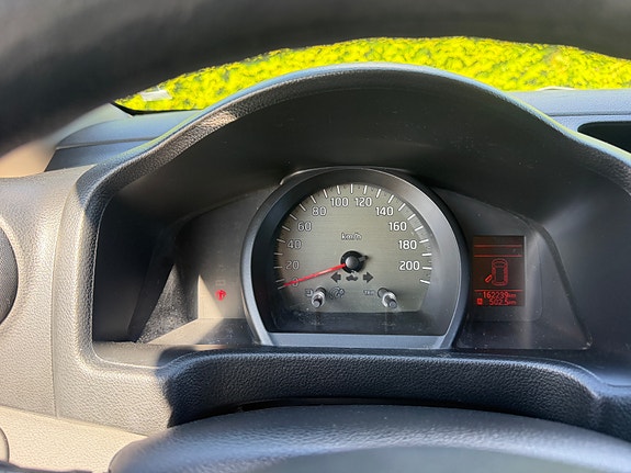 Nissan NV200 9 of 19