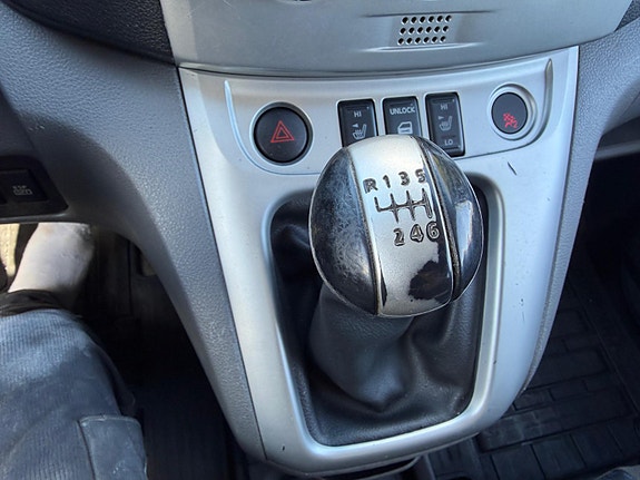 Nissan NV200 10 of 19