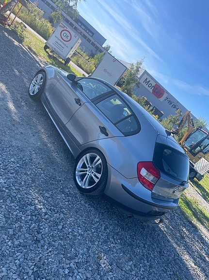 BMW 118i 3 of 5
