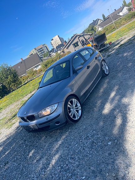 BMW 118i 2 of 5
