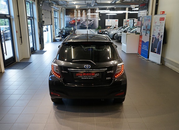 Toyota Yaris 8 of 30