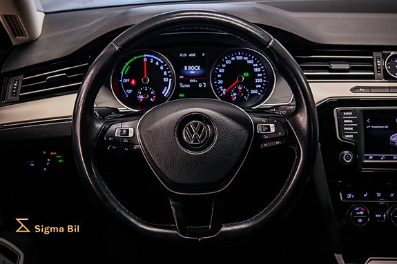 Volkswagen Passat 19 of 30
