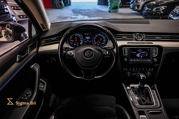 Volkswagen Passat 18 of 30