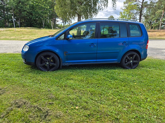 Volkswagen Touran 3 of 5