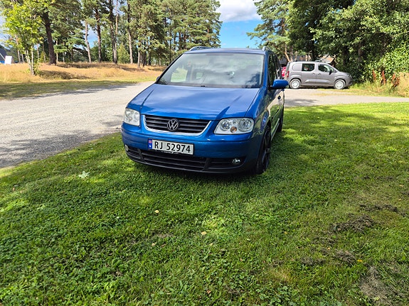 Volkswagen Touran 2 of 5