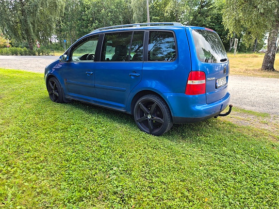 Volkswagen Touran 4 of 5