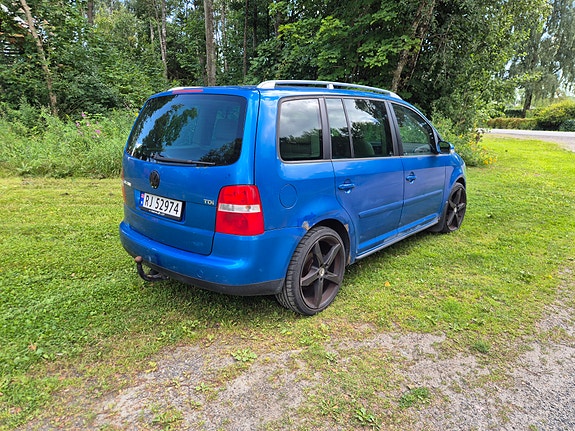 Volkswagen Touran 5 of 5