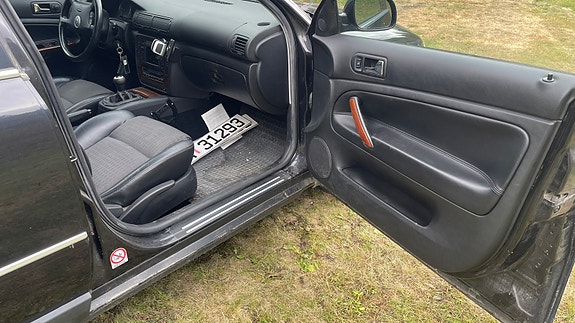 Volkswagen Passat 6 of 24