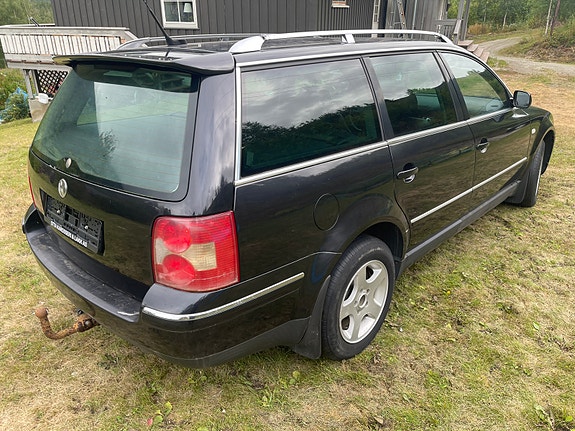 Volkswagen Passat 4 of 24