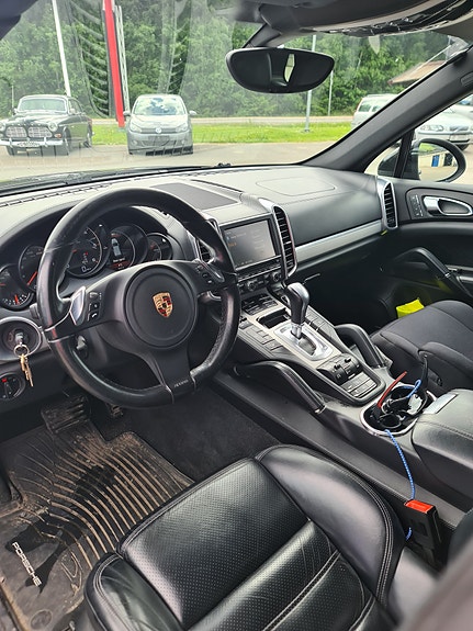 Porsche Cayenne 4 of 5