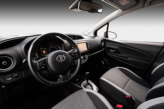 Toyota Yaris 10 of 30