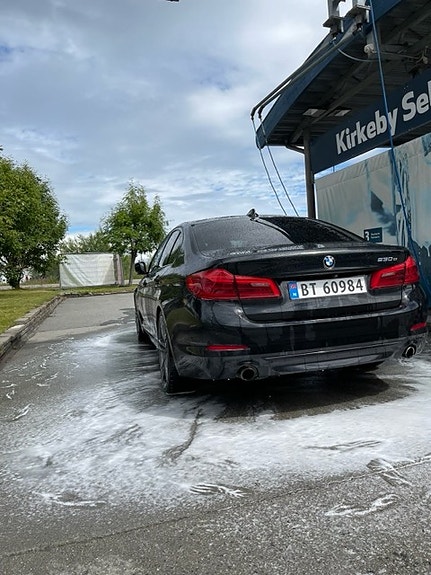 BMW 530e 4 of 5