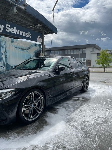 BMW 530e 2 of 5