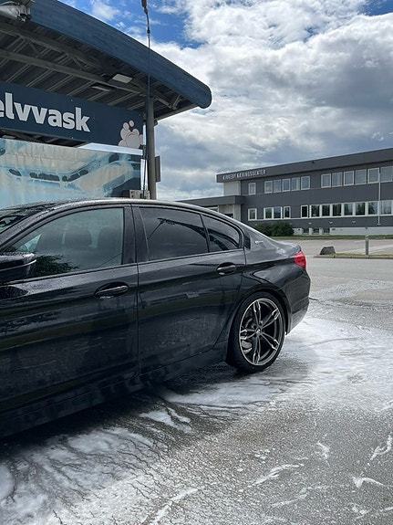 BMW 530e 3 of 5