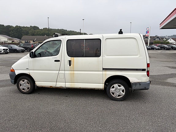 Toyota HiAce 8 of 15