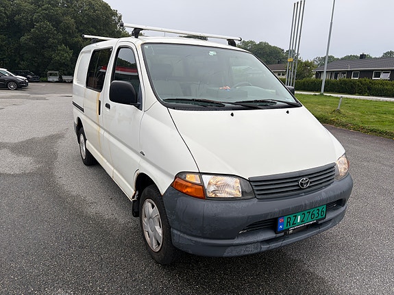 Toyota HiAce 3 of 15