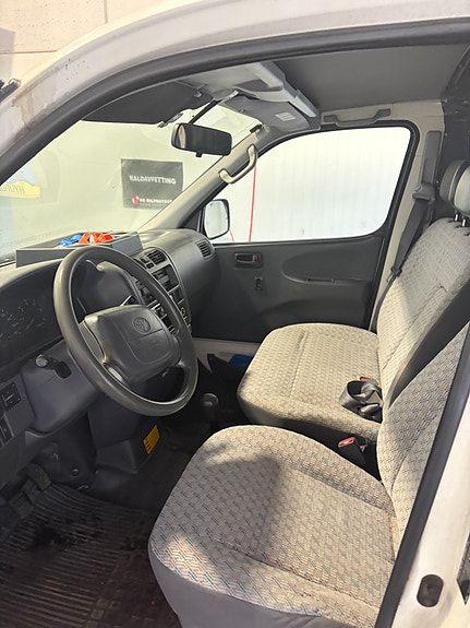 Toyota HiAce 9 of 15