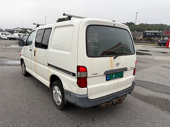 Toyota HiAce 7 of 15