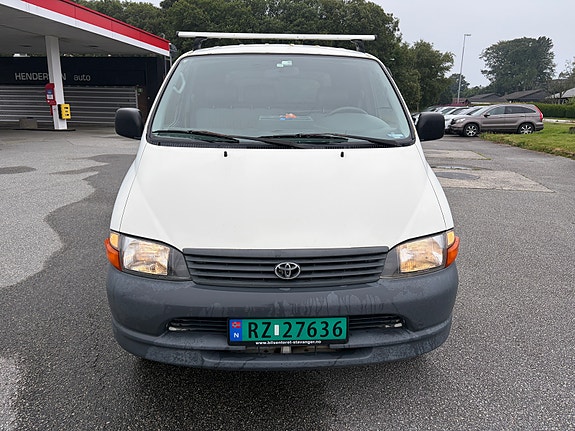 Toyota HiAce 2 of 15