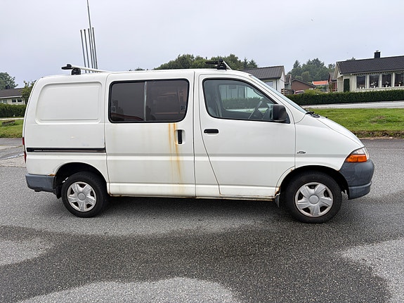 Toyota HiAce 4 of 15