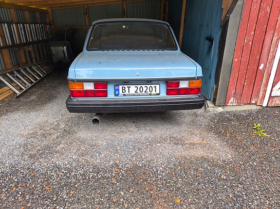 Volvo 242 2 of 10