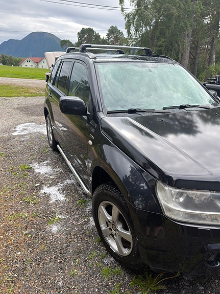 Suzuki Grand Vitara 2 of 5