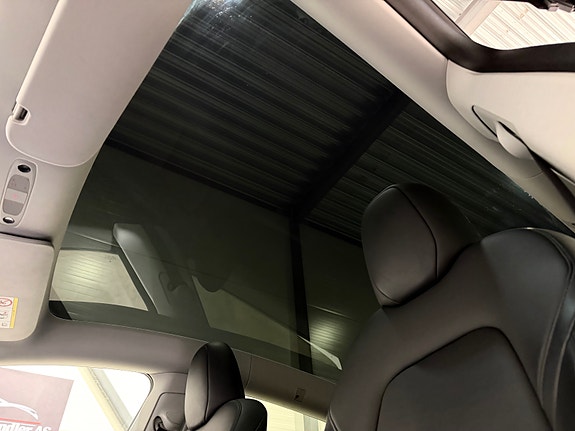Tesla Model Y 23 of 30