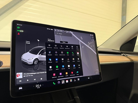 Tesla Model Y 28 of 30