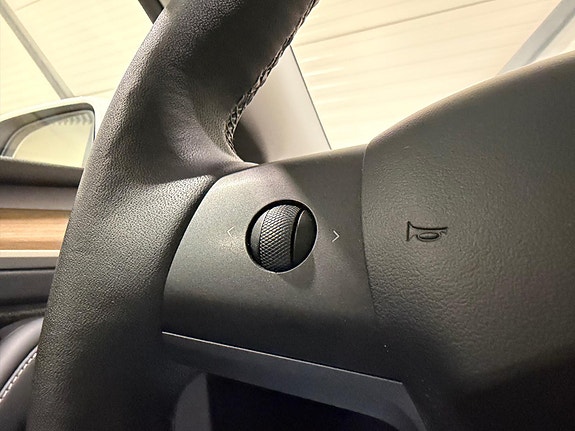 Tesla Model Y 24 of 30