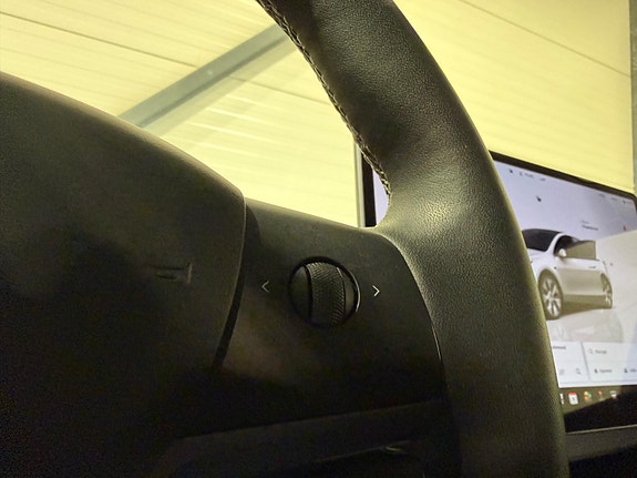 Tesla Model Y 25 of 30