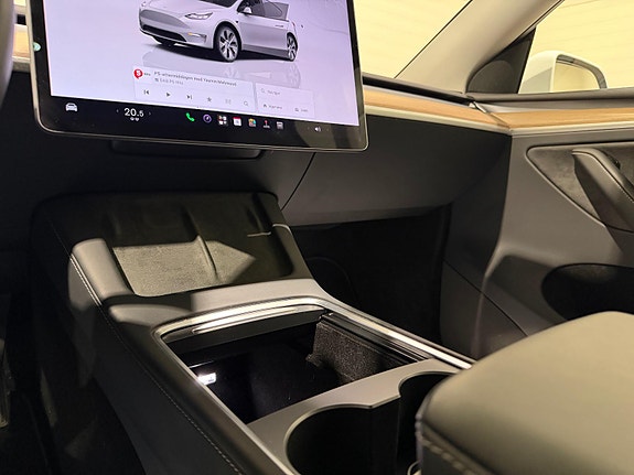 Tesla Model Y 26 of 30