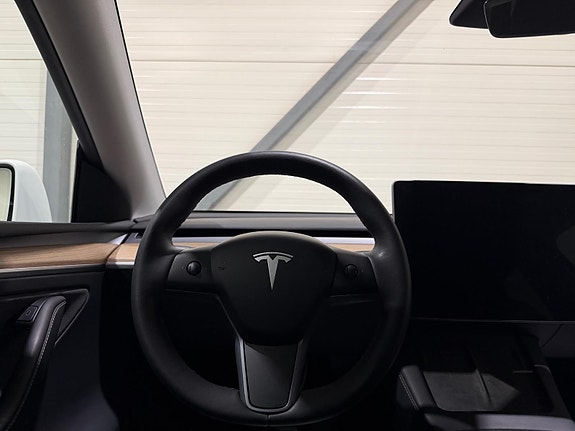 Tesla Model Y 19 of 30