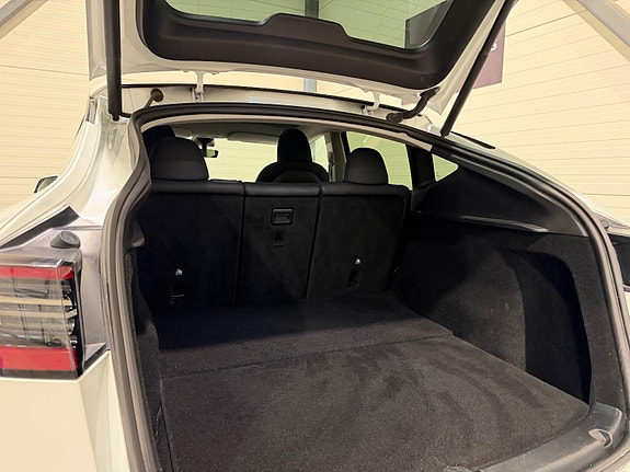 Tesla Model Y 14 of 30