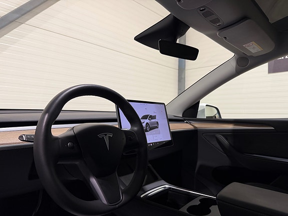 Tesla Model Y 22 of 30