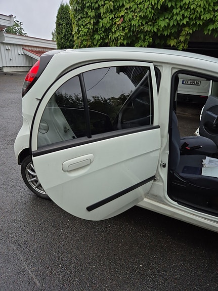 Peugeot iOn 3 of 5