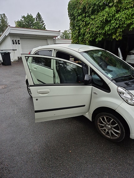 Peugeot iOn 2 of 5