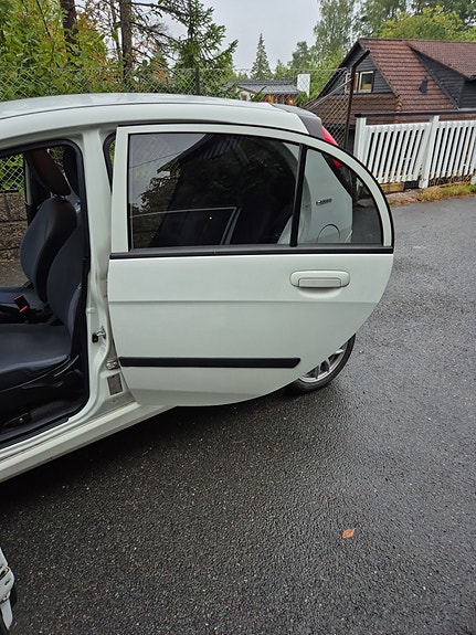 Peugeot iOn 5 of 5